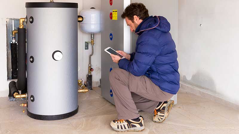 Homem a ver funcionamento de bomba de calor